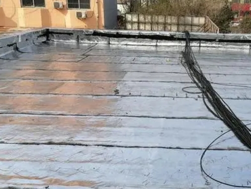 大邑卫生间漏水维修公司分享下大邑屋面楼顶防水刚性防水层施工要点。